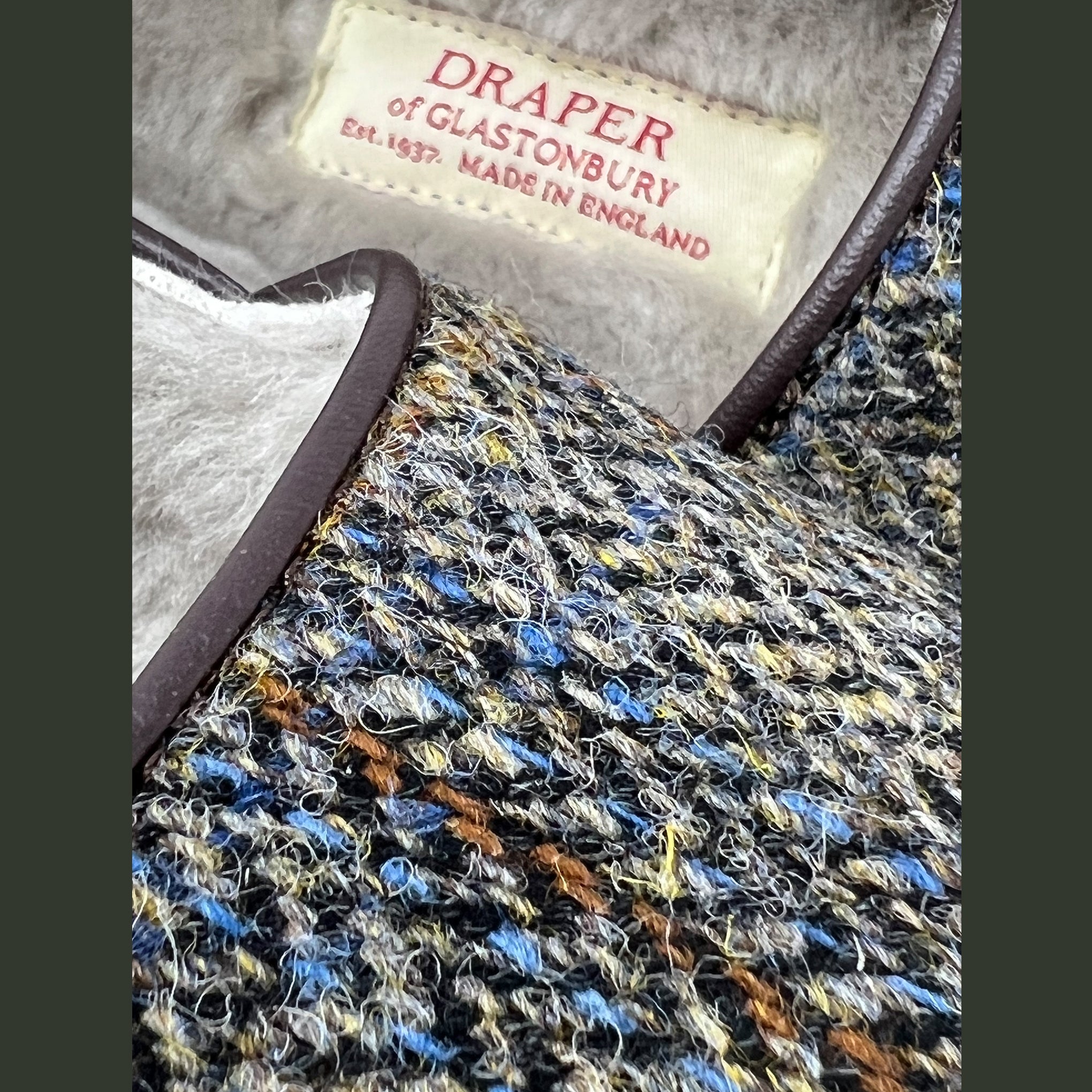 Load image into Gallery viewer, DRAPER OF GLASTONBURY Slippers
