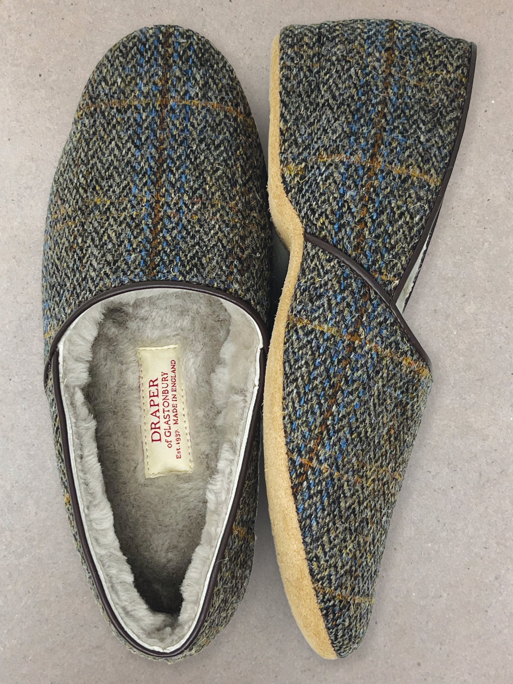 Load image into Gallery viewer, DRAPER OF GLASTONBURY Slippers

